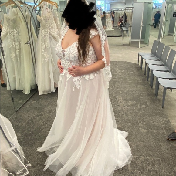 Brand new David’s bridal wedding dress size 24 unaltered - Picture 2 of 6